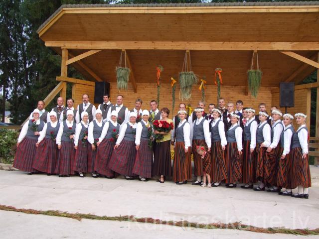 Jauniešu tautu deju kolektīvs "Dancari" - 40 gadu un vidējās paaudzes deju kolektīvs "Luste" - 15 gadu jubilejas koncertā 2011.gada 9.jūlijā.